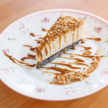 Parçası cheesecake karamel Tepesi ve kıyılmış fındık