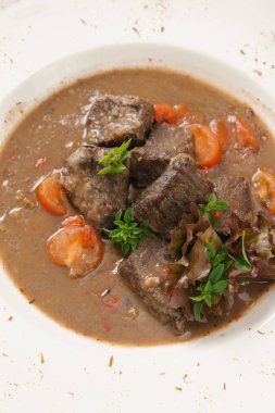 Beyaz tabak içinde hizmet havuç ile haşlanmış Dana görünümü Kapat