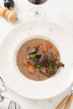 Haşlanmış Dana beyaz tabak içinde hizmet havuç ile üstten görünüm