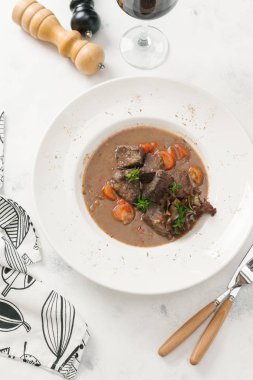 Haşlanmış Dana beyaz tabak içinde hizmet havuç ile üstten görünüm