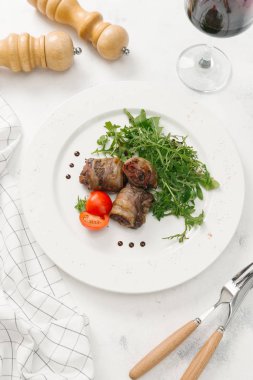 Taze roka ve domates beyaz tabakta et rulolar