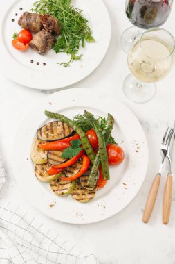 Beyaz plaka üzerinde ızgara sebze Üstten Görünüm