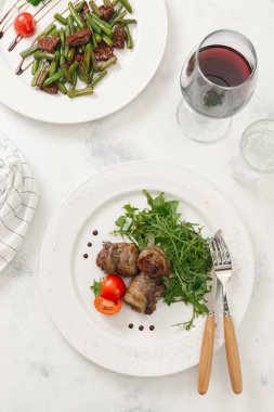 Taze roka ve domates beyaz tabakta et rulolar