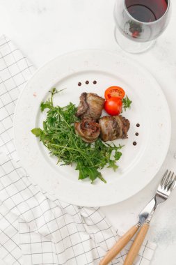 Taze roka ve domates beyaz tabakta et rulolar