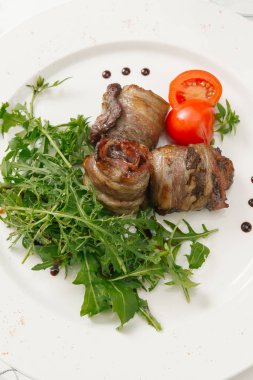 Taze roka ve domates beyaz tabakta et rulolar