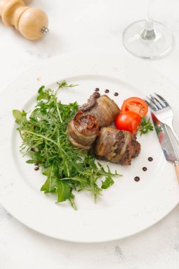 Taze roka ve domates beyaz tabakta et rulolar