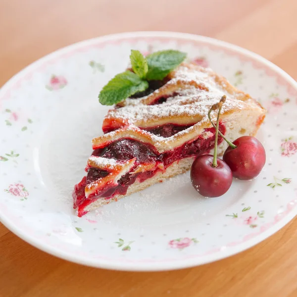 Stück Kirschtorte Serviert Mit Minzblättern Und Frischen Kirschen — Stockfoto