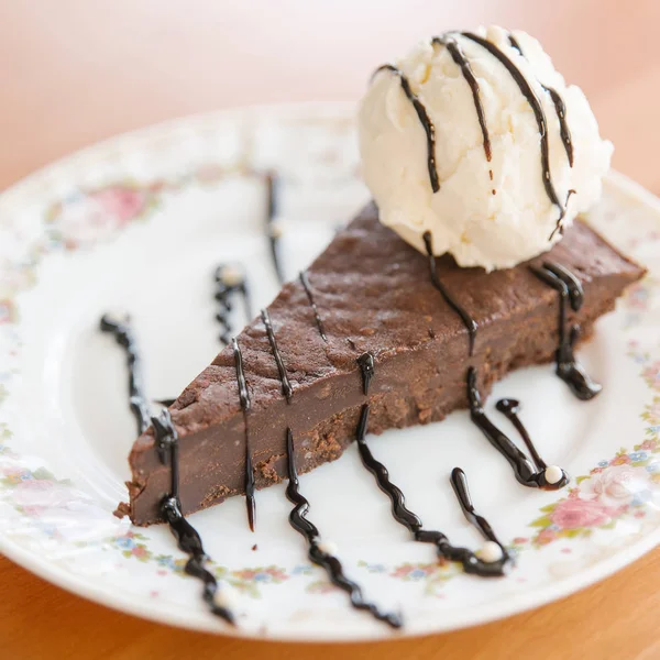 Schokoladenkuchen Serviert Mit Kugel Eis — Stockfoto