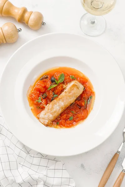 Pescado Frito Servido Con Verduras Guisadas Plato Blanco —  Fotos de Stock