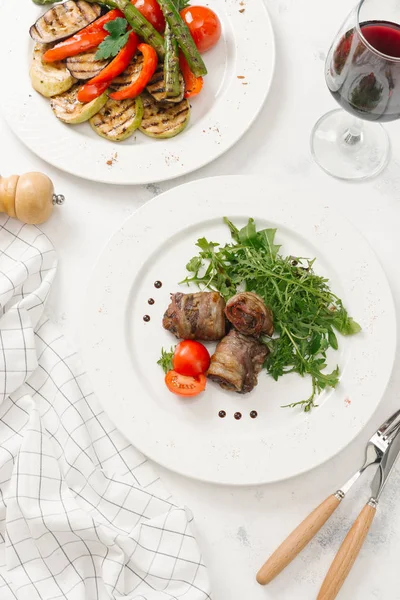 Vlees Broodjes Geserveerd Met Frisse Rucola Tomaat Witte Plaat — Stockfoto