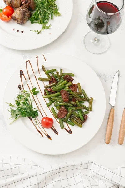 Geroosterde Groene Bonen Geserveerd Met Zongedroogde Tomaten Saus Witte Plaat — Stockfoto