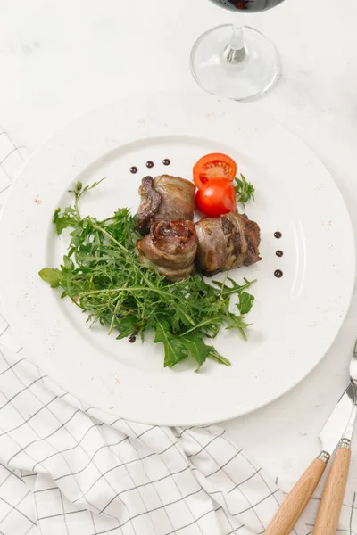 Meat Rolls Served Fresh Arugula Tomato White Plate — Stock Photo, Image