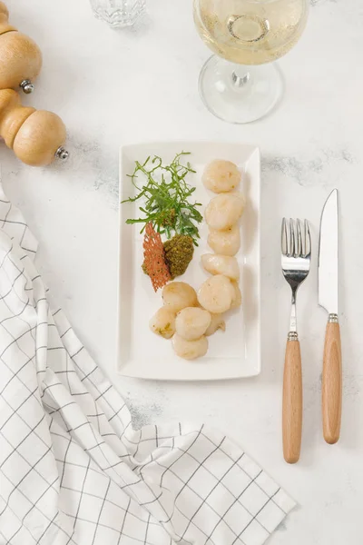 Patatas Nuevas Hervidas Servidas Con Salsa Rúcula Fresca Plato Blanco — Foto de Stock