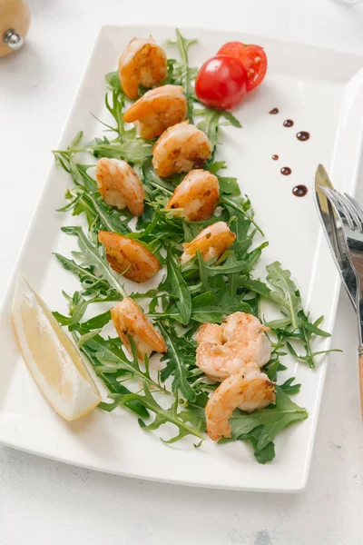 Grilled Shrimps Served Arugula Lemon Slice Tomato White Plate — Stock Photo, Image