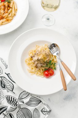 Beyaz tabakta et sos ve parmesan peynirli makarna