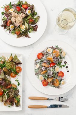 Üç tür salatalar üstten görünüm beyaz şarap ile görev yaptı.