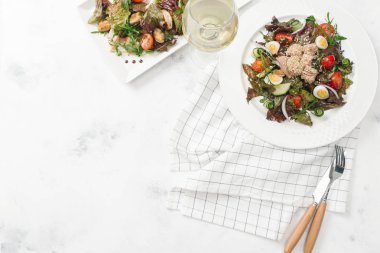 Üstten görünüm salata iki çeşit beyaz şarap ile görev yaptı.