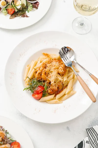 Beyaz tabak içinde sığır eti ve parmesan peynirli taze makarna üstten görünüm