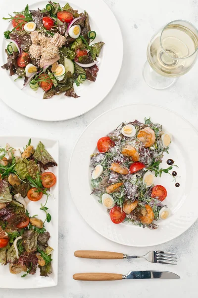 Üç tür salatalar üstten görünüm beyaz şarap ile görev yaptı.