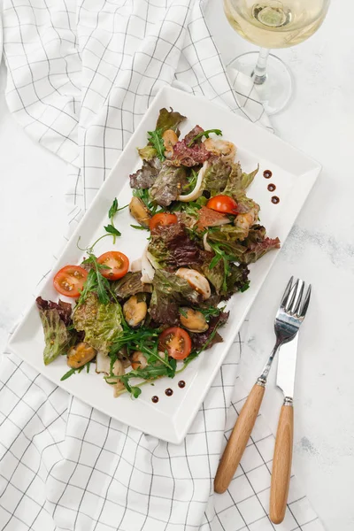 Taze deniz ürünleri salatası üstten görünüm beyaz plaka üzerinde