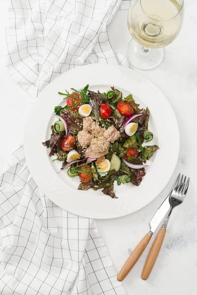 Yeşil Salata tavuk, domates, bıldırcın yumurtası ve beyaz tabakta salatalık ile