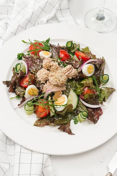 Yeşil Salata tavuk, domates, bıldırcın yumurtası ve beyaz tabakta salatalık ile