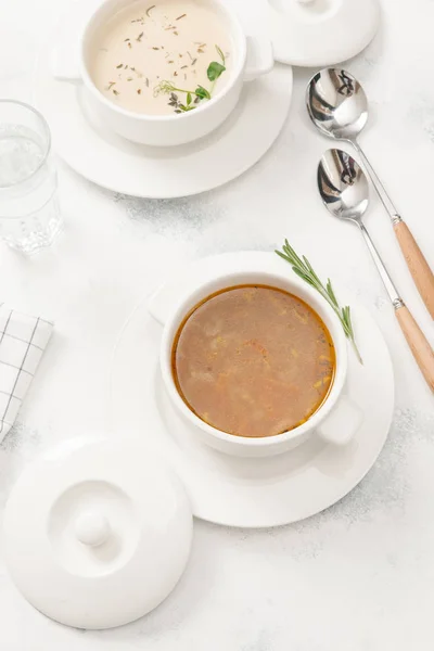 Два Види Вершкового Супу Який Подають Травами Білому Тлі — стокове фото