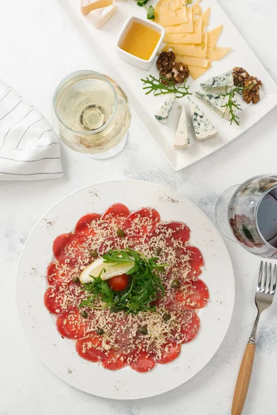 Placa Jamón Con Rúcula Rodaja Limón Sobre Plato Blanco Con —  Fotos de Stock