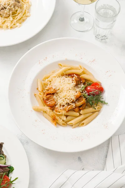Beyaz tabak içinde sığır eti ve parmesan peynirli taze makarna üstten görünüm