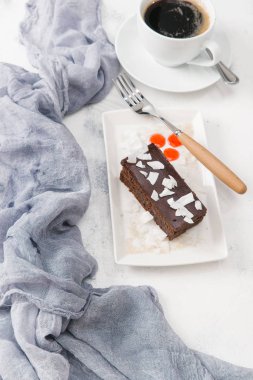 fincan kahve ile çikolatalı brownie parça beyaz tabakta servis