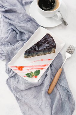 Gelincik pastasından beyaz plaka üzerinde çikolata ile