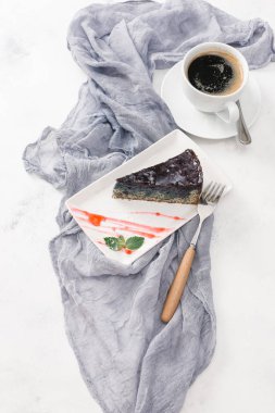 Gelincik pastasından beyaz plaka üzerinde çikolata ile