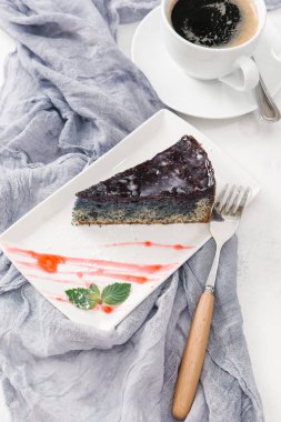 Gelincik pastasından beyaz plaka üzerinde çikolata ile