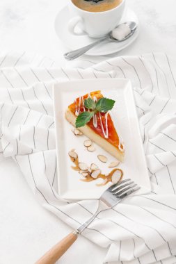 Nane yaprakları ile beyaz tabakta taze peynirli kek kahve ile görev yaptı.