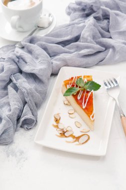 Nane yaprakları ile beyaz tabakta taze peynirli kek kahve ile görev yaptı.