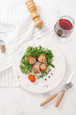 Beyaz tabakta roka salatası ile servis taze pastırma ruloları