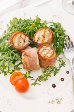 Beyaz tabakta roka salatası ile servis taze pastırma ruloları