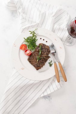 Roka ve biberiye dal beyaz tabakta servis biftek üstten görünüm