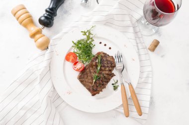 Roka ve biberiye dal beyaz tabakta servis biftek üstten görünüm