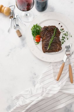 Roka ve biberiye dal beyaz tabakta servis biftek üstten görünüm