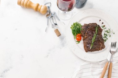 Roka ve biberiye dal beyaz tabakta servis biftek üstten görünüm