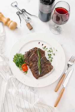 Roka ve biberiye dal beyaz tabakta servis biftek üstten görünüm