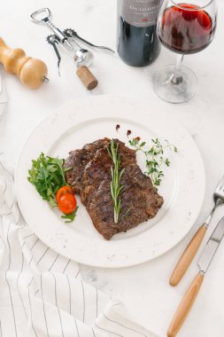 Roka ve biberiye dal beyaz tabakta servis biftek üstten görünüm