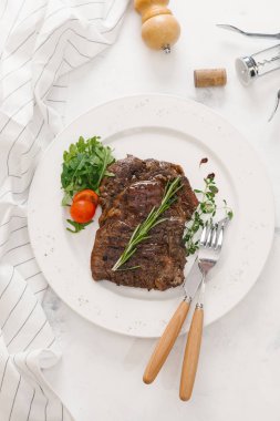 Roka ve biberiye dal beyaz tabakta servis biftek üstten görünüm