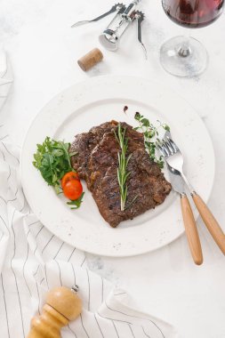 Roka ve biberiye dal beyaz tabakta servis biftek üstten görünüm