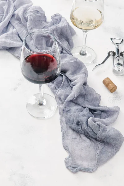 Copos Vinho Tinto Branco Sobre Superfície Betão Branco Com Cortiça — Fotografia de Stock