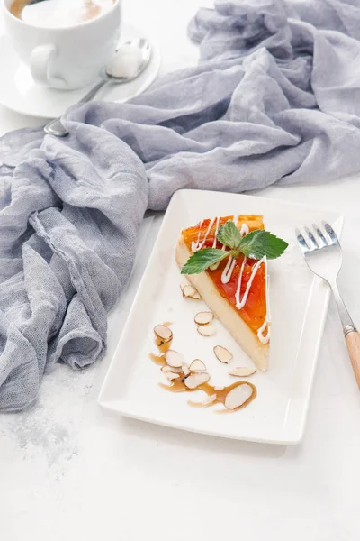 Nane yaprakları ile beyaz tabakta taze peynirli kek kahve ile görev yaptı.