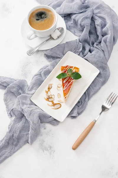 Nane yaprakları ile beyaz tabakta taze peynirli kek kahve ile görev yaptı.