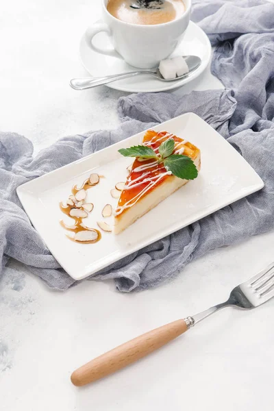 Nane yaprakları ile beyaz tabakta taze peynirli kek kahve ile görev yaptı.