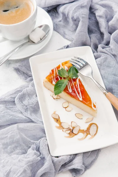 Nane yaprakları ile beyaz tabakta taze peynirli kek kahve ile görev yaptı.